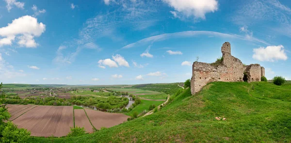 チェルノコジネツキー城遺跡の春ビュー チェルノコジンシー村 カマニェッツ ポディルスキー地域 Khmelnytsky州 ウクライナ 14世紀後半に建てられた — ストック写真