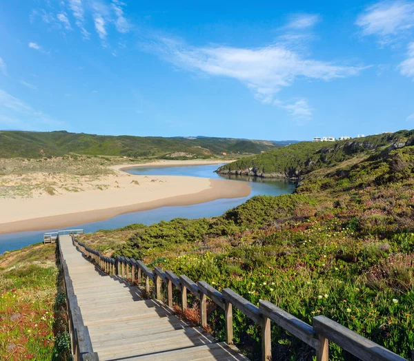Ahşap geçit Amoreira plaj ve Aljezur nehir yaz manzarası, Algarve bölgesi, Portekiz.