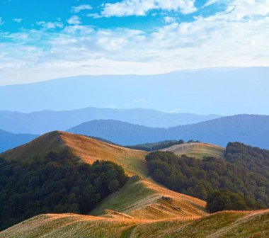 sonbahar gündoğumu dağ pus (Karpat, Ukrayna ile görüntüleme)