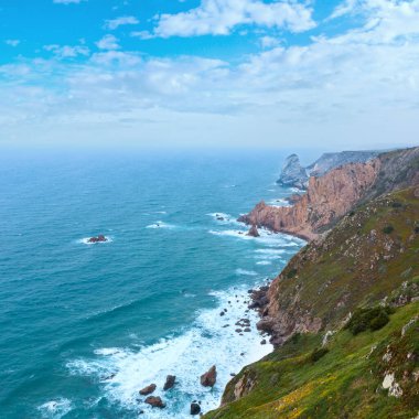 Bulutlu havalarda Atlantik Okyanusu kıyısında (Granit kayalar ve deniz kayalıklarla). Cape Roca (Cabo da Roca), Portekiz görüntülemek.
