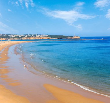 Kumlu plaj Praia dos Tres Castelos, Portimao, Algarve, Portekiz akşam. Üstten Görünüm, tanınmayan insanlar.