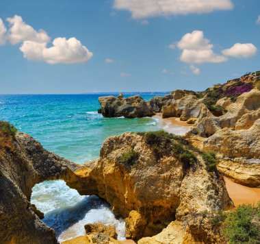 Yaz Atlantik kayalık sahil görünümü (Albufeira sınırı, Algarve, Portekiz).