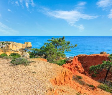 Kırmızı killi ve sarı limestony kayalıklarla plaj Praia de Sao Rafael, Albufeira, Algarve, Portekiz yakınındaki Atlantic coast manzaralı akşam yaz.