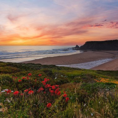Pembe gün batımı okyanus manzarası ve yaz Aljezur, Algarve, Portekiz).