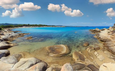Ege kıyı manzarası ve Karidi veya Karydi plajı (Chalkidiki, Yunanistan). İnsanlar tanınmaz halde.. 