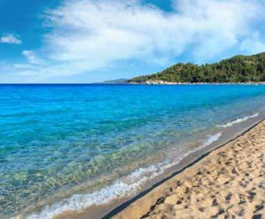 Ege Denizi sahil peyzaj Armenistis beach (Chalkidiki, Yunanistan Akuamarin su ile göster).