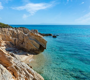 Küçük yaz kumlu plaj ve kayalık sahil Platanitsi Beach (Sithonia Yarımadası, devletidir, Yunanistan oteller).