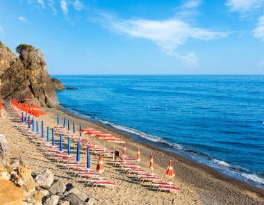 Güzel Tiren Denizi kıyı şeridi ve plaj manzara. Cilento ve Vallo di Diano Milli Parkı, Salerno, İtalya
