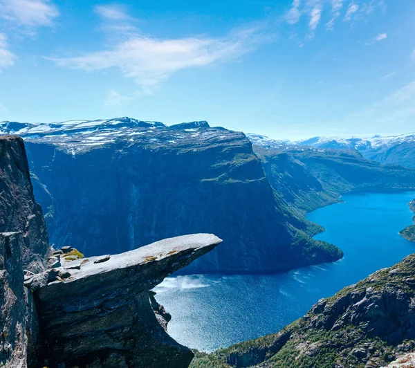 Vista Verão Trolltunga Língua Troll Odda Lago Ringedalsvatnet Noruega Homem — Fotografia de Stock