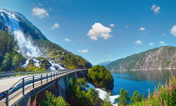 Verão Montanha Langfossen Cachoeira Encosta Etne Noruega — Fotografia de Stock