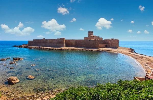 stock image Aragonese castle of Le Castella (build in 474 BC), a fortress on a small islet on Ionian Sea coast, overlooking the Costa dei Saraceni near Capo Rizzuto, Calabria, Italy.