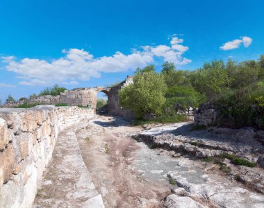 taşlı yol görünümünde chufut kale eski mağara yerleşim (Kırım, Ukrayna).
