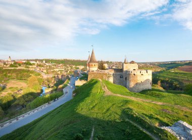 Kamianets-Podilskyi Kalesi (Khmelnytskyi Oblastı, Ukrayna) Ukrayna 'nın Yedi Harikası' ndan biridir. 14. yüzyılın başlarında yapılmış. Tüm insanlar ve arabalar tanınmaz haldedir.. 