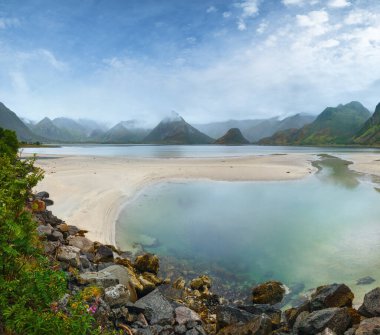 Norveç Denizi bulutlu gece görünümü kumsala (uzak değil No, Norveç ile).