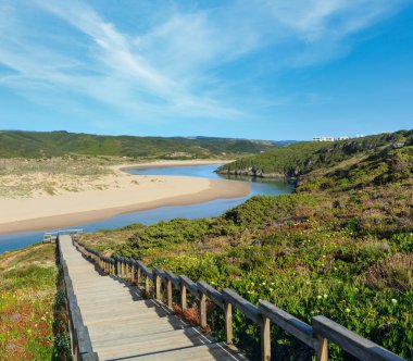 Ahşap geçit Amoreira plaj ve Aljezur nehir yaz manzarası, Algarve bölgesi, Portekiz.
