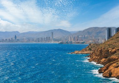 Benidorm şehri kıyı manzarası (Costa Blanca, Alicante, İspanya). İnsanlar tanınmaz halde..