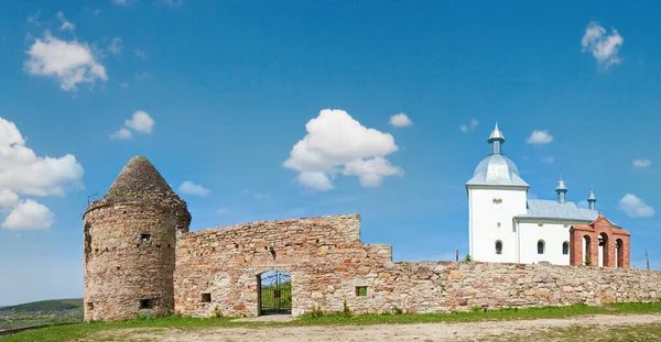 夏季全景 乌克兰Ternopilska地区 山顶上的老基督教修道院和后面的村庄 — 图库照片