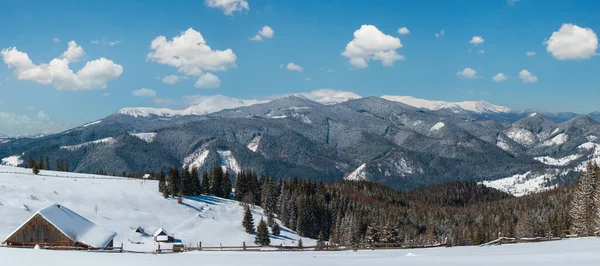 风景如画的雪冬山坡和孤独的农舍在高原农庄 在乌克兰 Chornohora 山脊全景和 Pip 的伊万山与天文台顶部在云层后面 — 图库照片