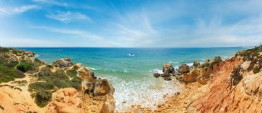 Yaz Atlantik kayalık sahil görünümü (Albufeira sınırı, Algarve, Portekiz). Panorama.