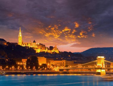 Budapeşte, Macaristan, gece görüşü. Uzun pozlama.