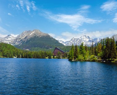 Strbske Pleso bahar bakış dağ Gölü ve otel kıyısında (Slovakya ile)