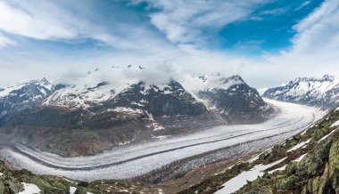 Büyük Aletsch Buzulu ve buz yaz bulutlu panorama (Bettmerhorn, İsviçre, Alpler dağlar düşmek)