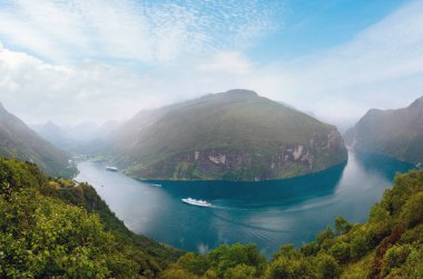 Geiranger Fiyordu (norge) Panoraması ile yolcu gemilerine. Yukarıdan görmek.