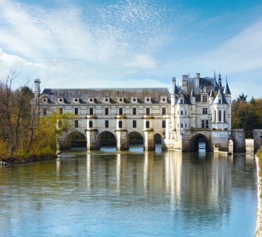 Cher Nehri 'ndeki Chenonceau Kalesi (Fransa). 1514-1522 'de inşa edilmiş. Nehir üzerindeki köprü, mimar Philibert de Orme ve galeri (1570-1576) tarafından Jean Bullant 'ın tasarımları için inşa edilmiştir..