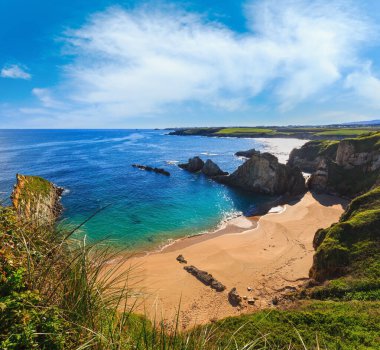 Sandy Mexota beach (İspanya). Atlantik Okyanusu kıyı şeridi manzara.