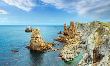 Arnia Sahili yakınlarındaki Atlantik Okyanusu kıyı şeridi (İspanya).