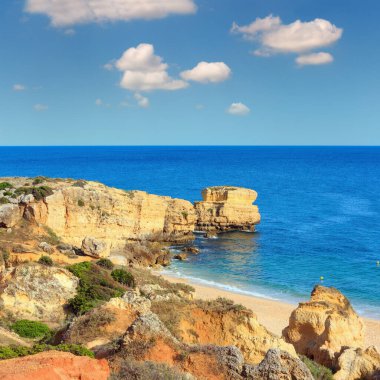 Yaz akşam Atlantik kayalık sahil görünümü ve kumlu plaj Praia de Sao Rafael ile kireçtaşı kayalıklarla, Albufeira, Algarve, Portekiz).