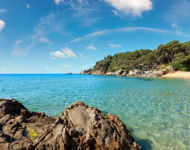 Akdeniz kayalık sahil yaz görünümü ile kumlu plaj (Costa Brava, Katalonya, İspanya.