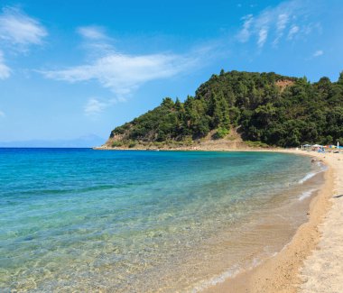 Ege kıyısı manzarası, kumlu plajdan manzara (Chalkidiki, Yunanistan). Tanımlanamayan İnsanlar.