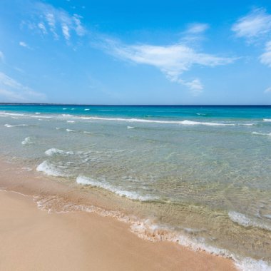 Güzel deniz sörf, yaz kumlu plaj görünümünden deniz manzarası.