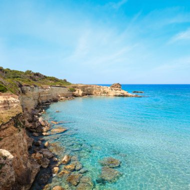 Beyaz kayalık uçurum, deniz defne, adacıkları ve faraglioni Spiaggia della Punticeddha plajda,: Salento Adriyatik Denizi kıyısında, Puglia, İtalya ile pitoresk deniz manzarası