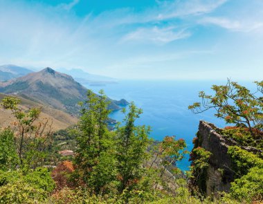 Maratea özgün yerleşim İsa kurtarıcı heykel San Biagio dağda, Tiren Denizi kıyısında, Basilicata, İtalya hemen altındaki kayalık bir eğimli yüzey üzerinde kalıntıları.