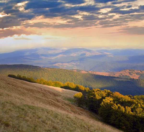 Karpatya Dağları Ukrayna Alacakaranlık Bulutlu Gökyüzü Ile Sonbahar Manzarası — Stok fotoğraf