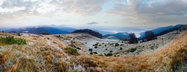 秋雾蒙蒙的高山全景 有乡间小路和牛棚 乌克兰喀尔巴阡山 — 图库照片