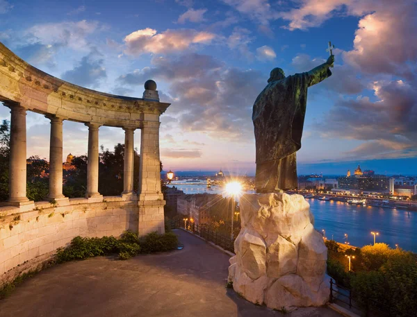 布达佩斯夜景 主教盖勒特纪念碑 建造于 1904 年和由雕塑家洛 Jankovits — 图库照片