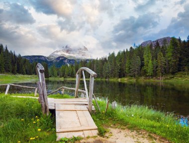 Güzel yaz dağ gölü lago di Antorno görünümü (Italia Dolomites)
