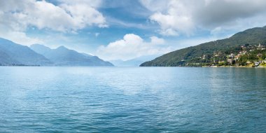 como Gölü (İtalya) yaz panoraması. Geminin tahtasından göster