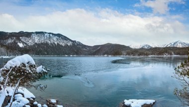 Eibsee göl kış görünümü, Bavyera, Almanya. Panorama.