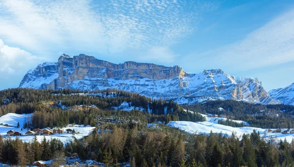 Vackert Vinterlandskap Klippiga Berg Och Byn Sluttningen Italien Dolomiterna Vid — Stockfoto