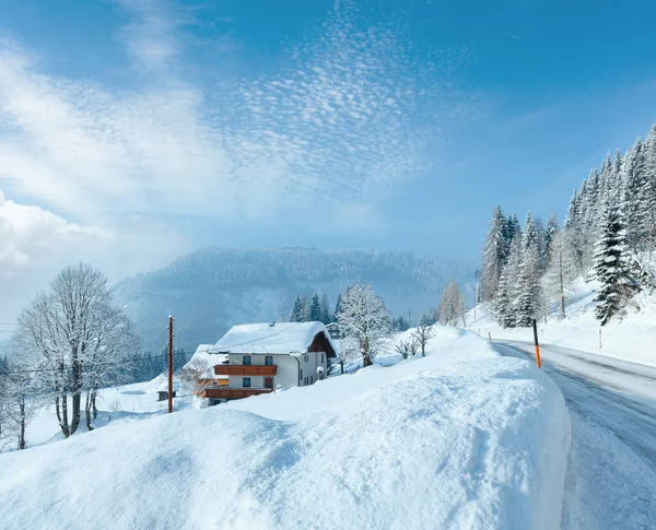 Manhã Inverno Vista Rural Enevoada Com Estrada Alpina Casa Beira — Fotografia de Stock