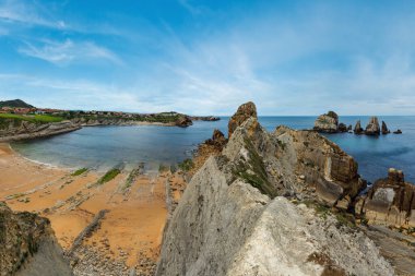 Arnia Beach (İspanya). Atlantik Okyanusu kıyı şeridi manzara.