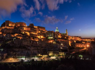 Gece eski ortaçağ Ragusa Ibla famos Sicilya Oda (Sicilya, İtalya). Şehir ışıkları ünlü turistik hedef. UNESCO Dünya Miras Listesi.