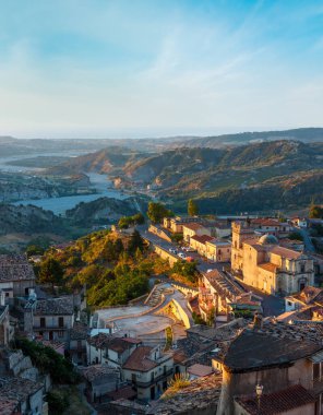Gündoğumu eski ortaçağ Stilo famos Calabria köy manzarası, güney İtalya.