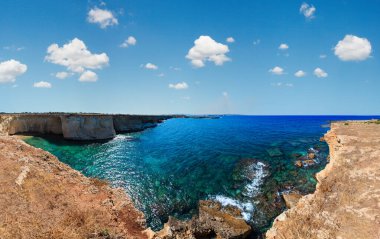 Mağarasını Spiaggia Massolivieri sahilde. Yaz deniz manzara (Siracusa, Sicilya, İtalya).