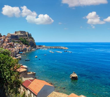 Yaz Tiren Denizi Sahili ve güzel Scilla şehir görünümü, Calabria, İtalya. İnsanlar tanınmaz.