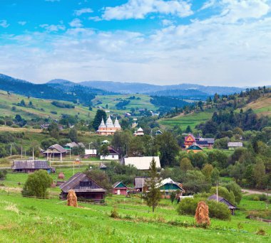Güzel yaz dağ ve küçük köy (Karpat. Ukrayna)